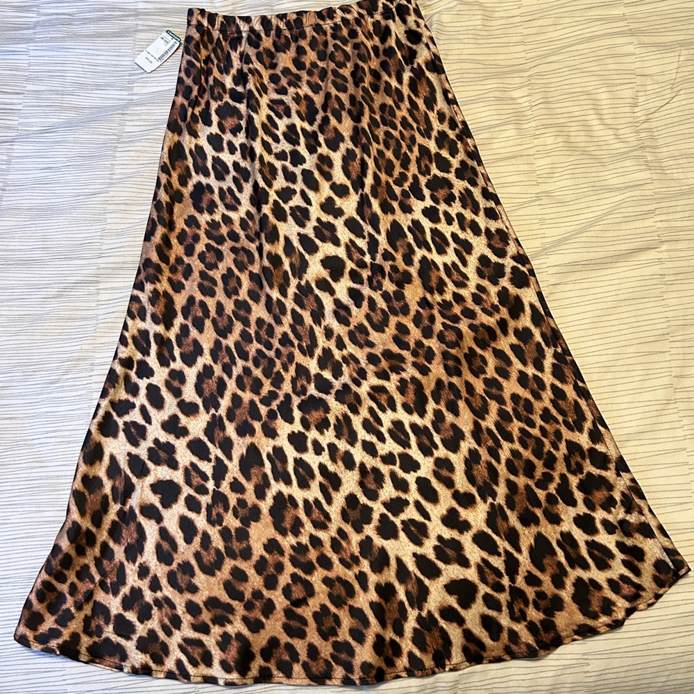 Chic Leopard Print Midi Skirt